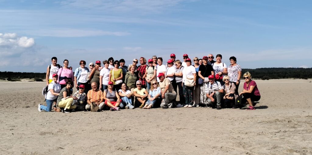 grupa osób na pustyni