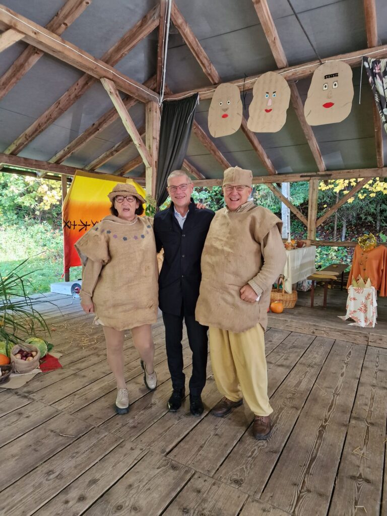 król i królowa ziemniaków wraz z wójtem